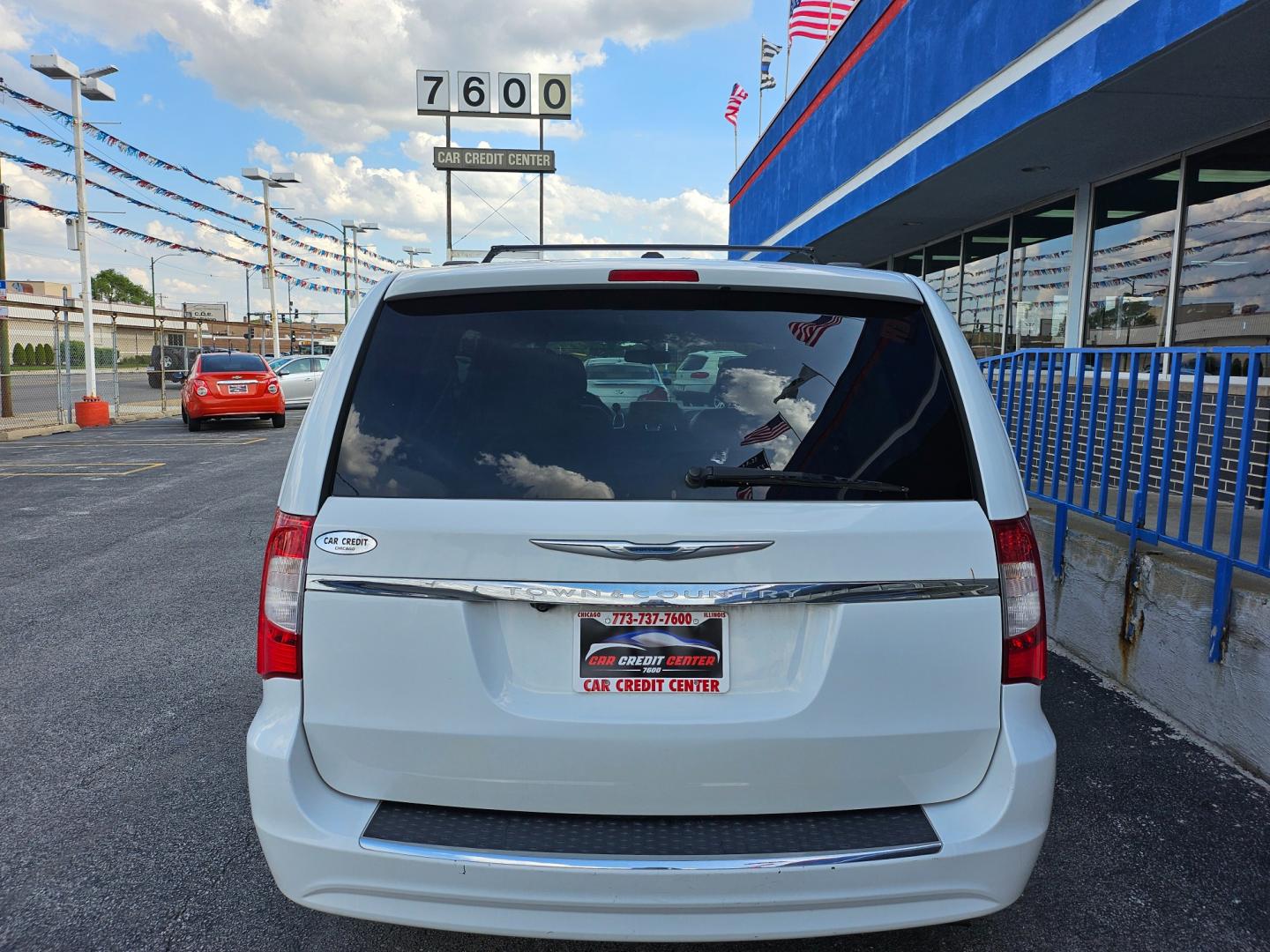 2014 WHITE Chrysler Town and Country Touring (2C4RC1BG9ER) with an 3.6L V6 DOHC 24V engine, 6-Speed Automatic transmission, located at 7600 S Western Ave., Chicago, IL, 60620, (773) 918-3980, 0.000000, 0.000000 - Photo#3